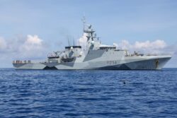 Royal-navy-HMS SPEY-SPOT -WHALE-SHARKS