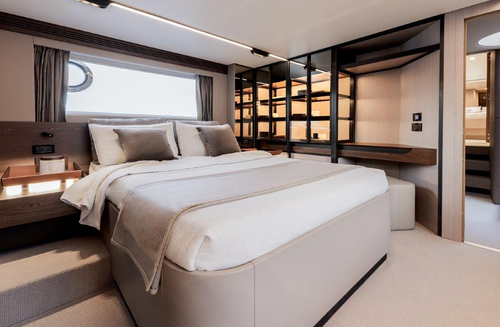 Azimut S7 owner's suite