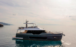 Azimut Magellano 60 on the water