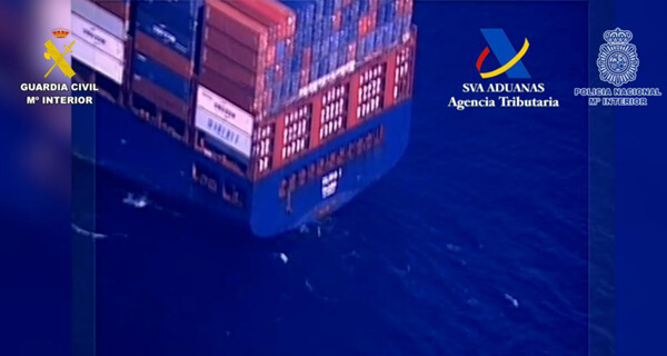 ales of cocaine are dangling from the stern of the vessel (Guardia Civil)